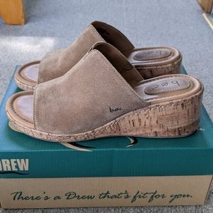 Women's wedge sandal suede beige sz 9